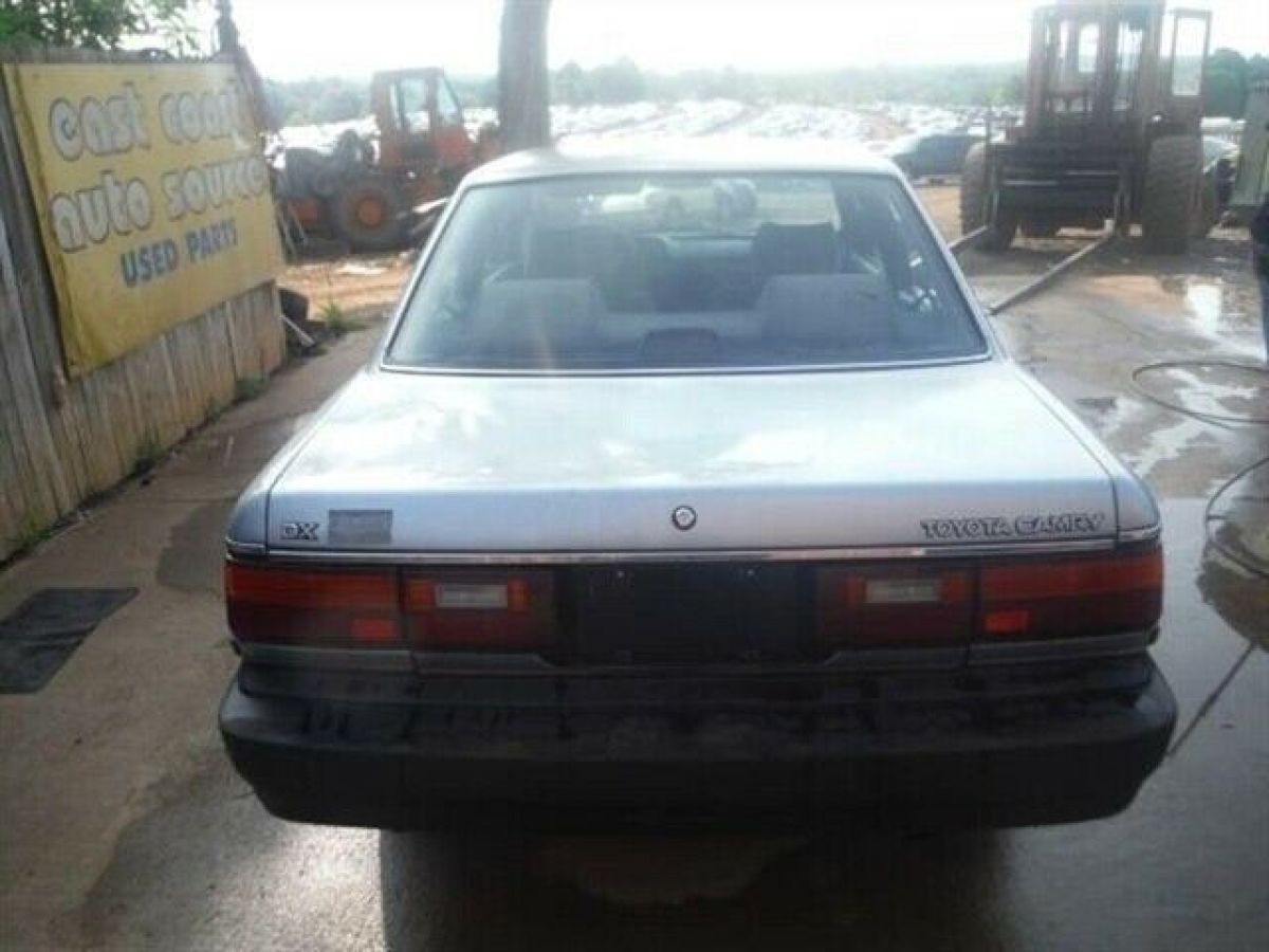 1990 toyota camry deluxe 4dr sedan 207184 miles silver 2.0l 4 cyl. gas