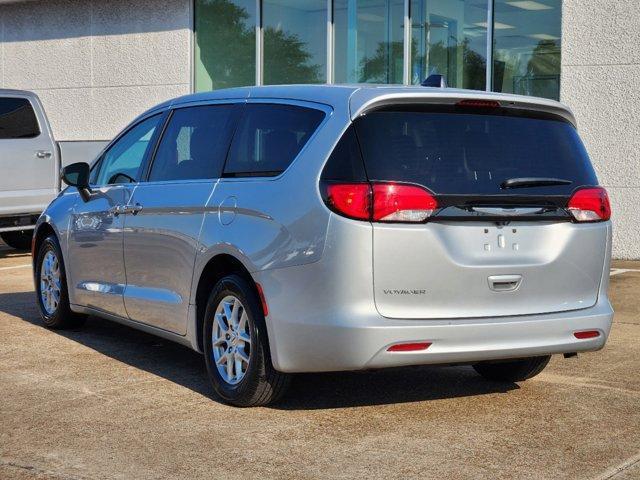 2022 chrysler voyager lx