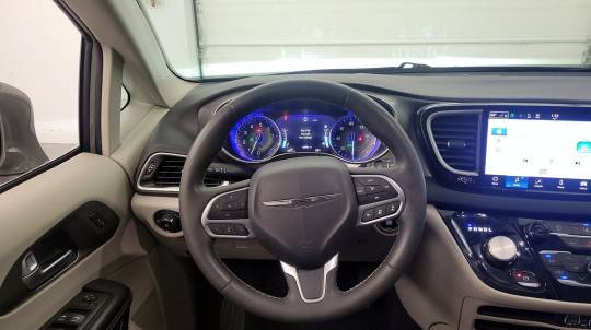 2022 Chrysler se