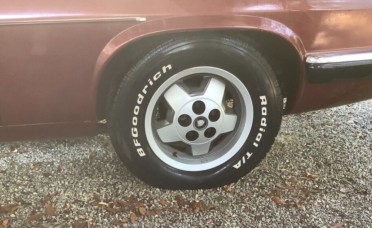 2 jaguar xjs coupes both v12s- 1991 beauty and 1987 rusty but great parts car!!