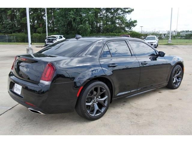 2023 chrysler 300 touring l