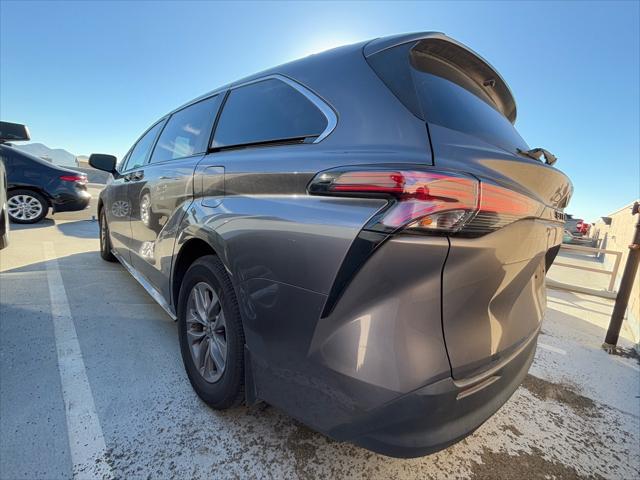 2022 toyota sienna le