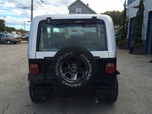 1993 jeep wrangler 4x4 4.0 liter 6 cylinder 5 speed black / silver daily driven