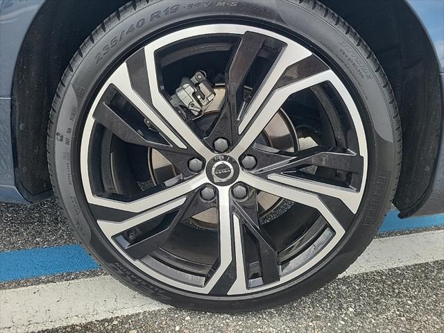 2024 volvo s60 b5 core dark theme