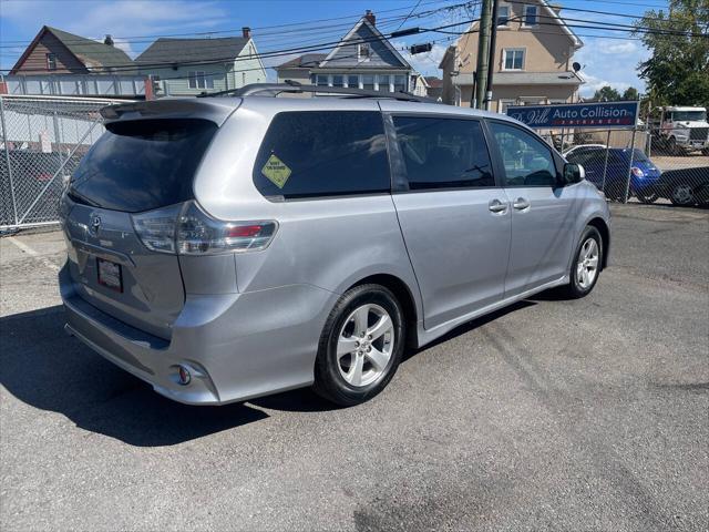 2011 toyota sienna se