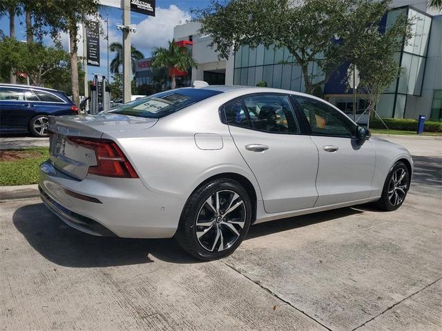 2024 volvo s60 b5 plus dark theme
