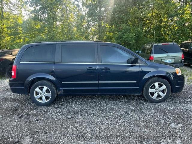 2010 chrysler town & country touring