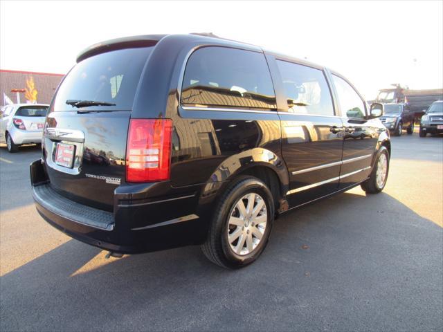 2010 chrysler town & country touring