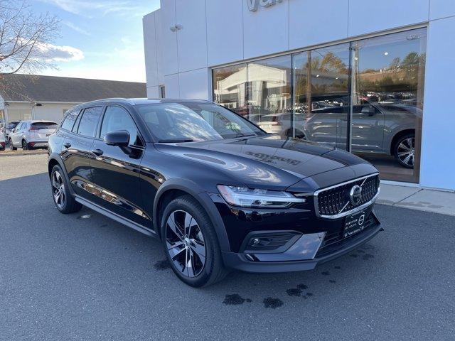 2023 volvo v60 cross country plus
