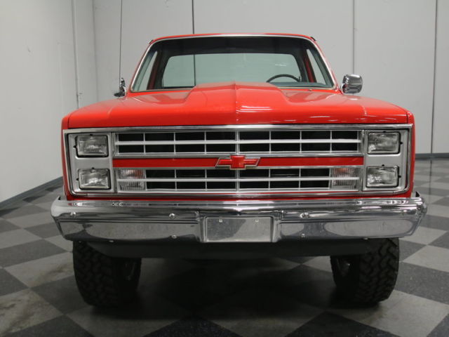 beautiful lifted 4x4 square chevy, 350 fuelie v8, auto, well-optioned, clean!!!