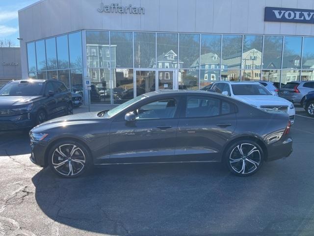 2024 volvo s60 b5 core dark theme