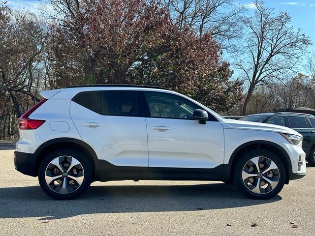 2024 volvo xc40 b5 plus dark theme