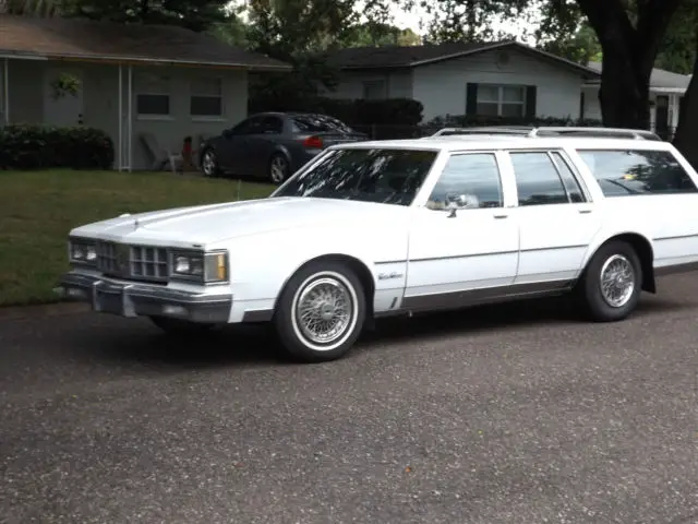 nice 1986 oldsmobile custom cruiser station wagon, works great, clean htf!!!