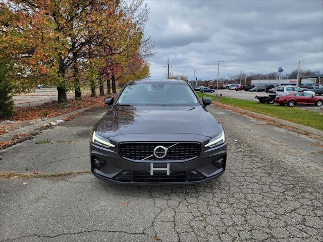 2024 volvo s60 b5 plus dark theme