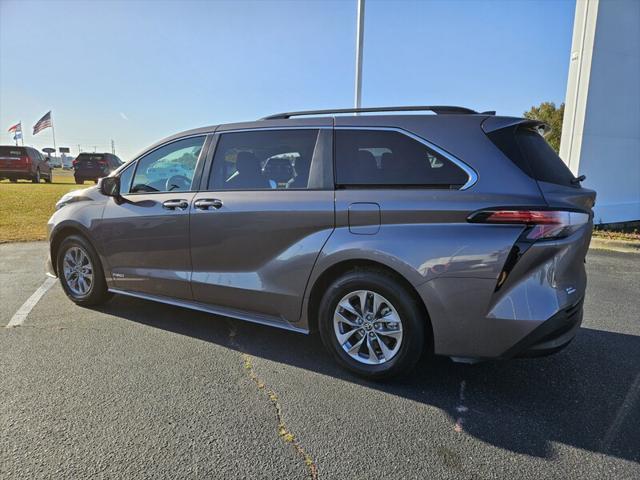 2021 toyota sienna le