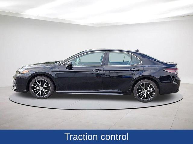 2022 toyota camry se