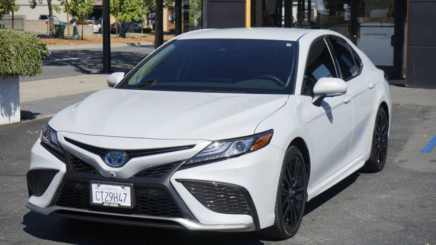 2024 toyota camry hybrid xse