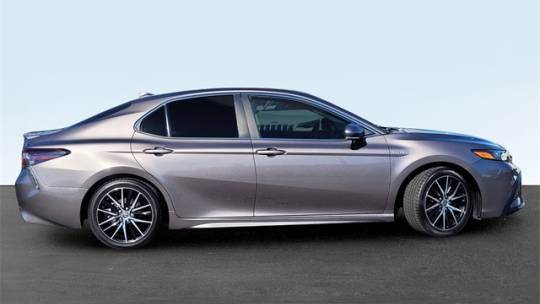 2021 toyota camry hybrid se
