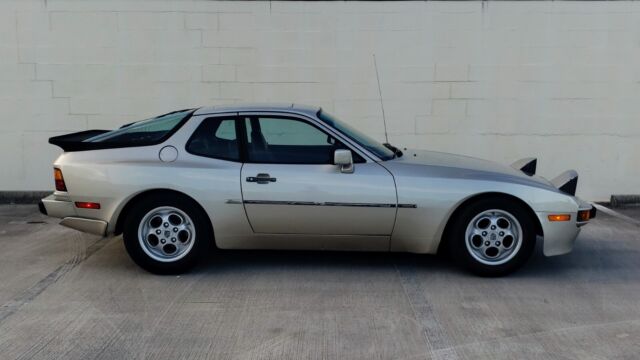 1983 porsche 944 base coupe 5 speed manual