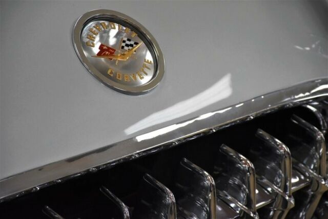 1958 chevrolet corvette 2x4bbl 0 inca silver & snowcrest white 283c.i. 4-speed