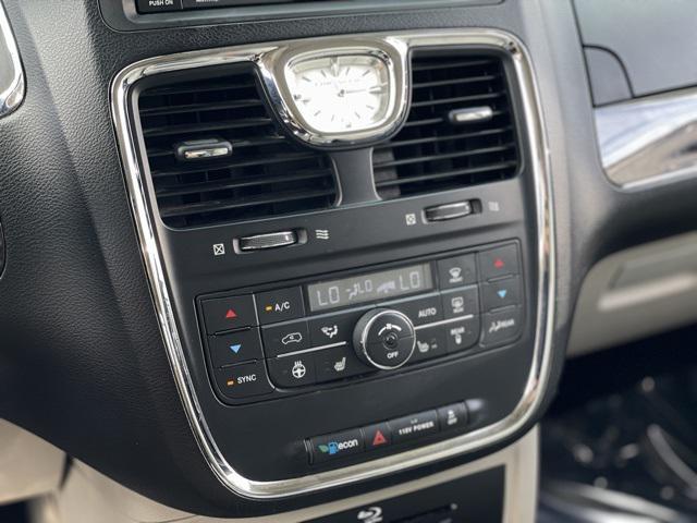 2014 chrysler town & country touring-l