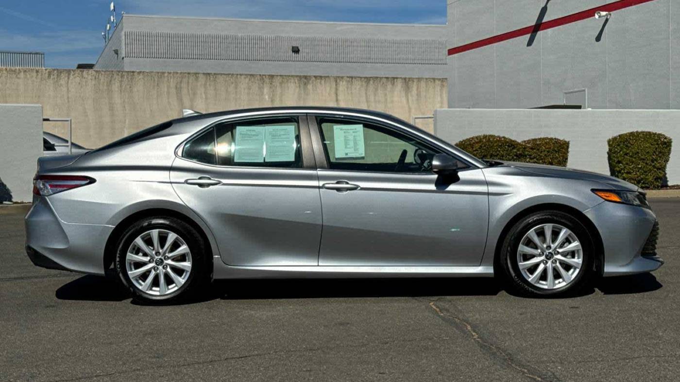 2020 toyota camry le