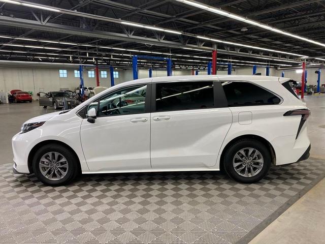 2024 toyota sienna le
