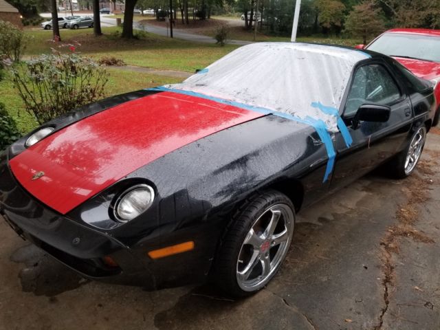 1983 porsche 928s coupe black and a 1985 red parts car