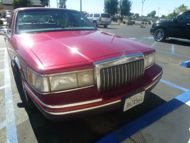 nice looking and driving town car
