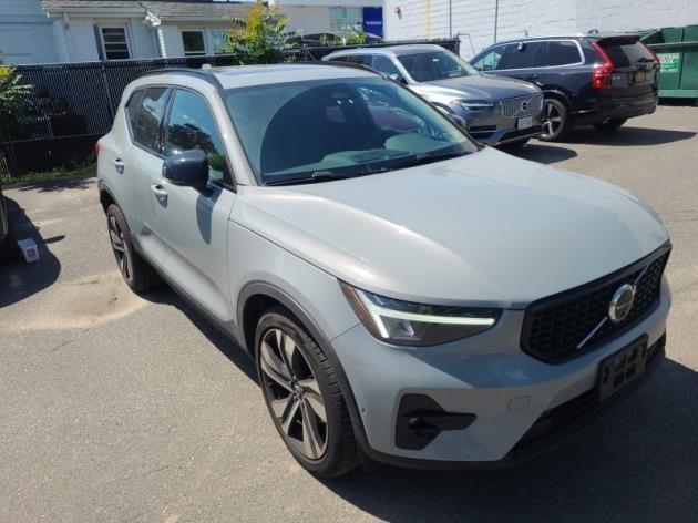 2024 volvo xc40 b5 plus dark theme