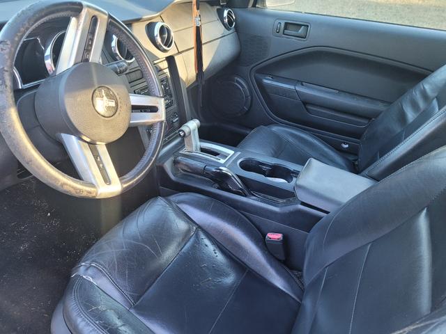2005 ford mustang deluxe