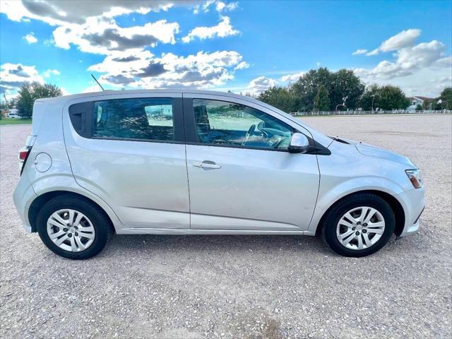2020 chevrolet sonic fwd hatchback 1fl 5-door