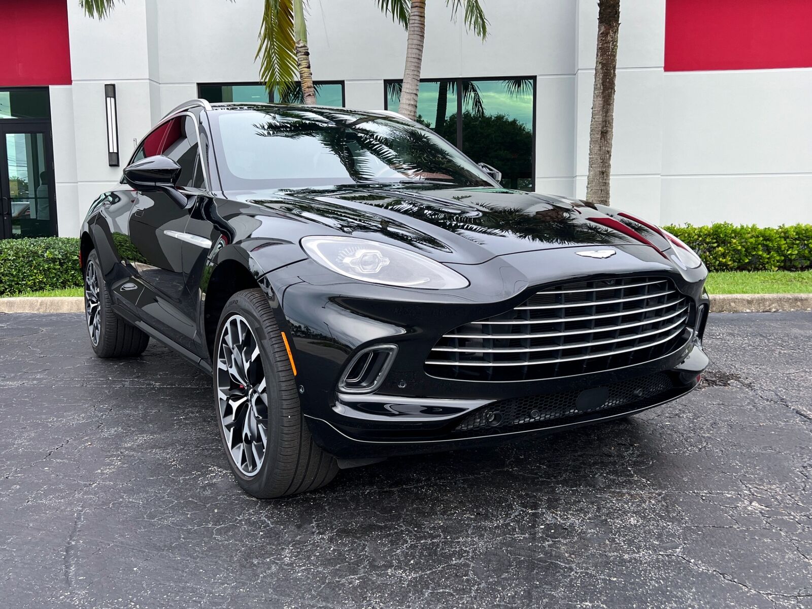2021 aston martin dbx