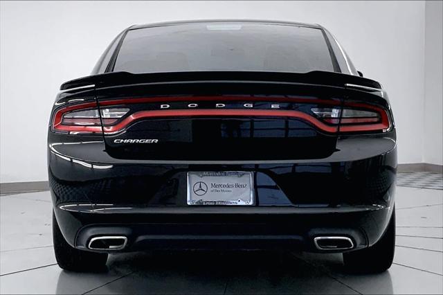 2017 dodge charger se