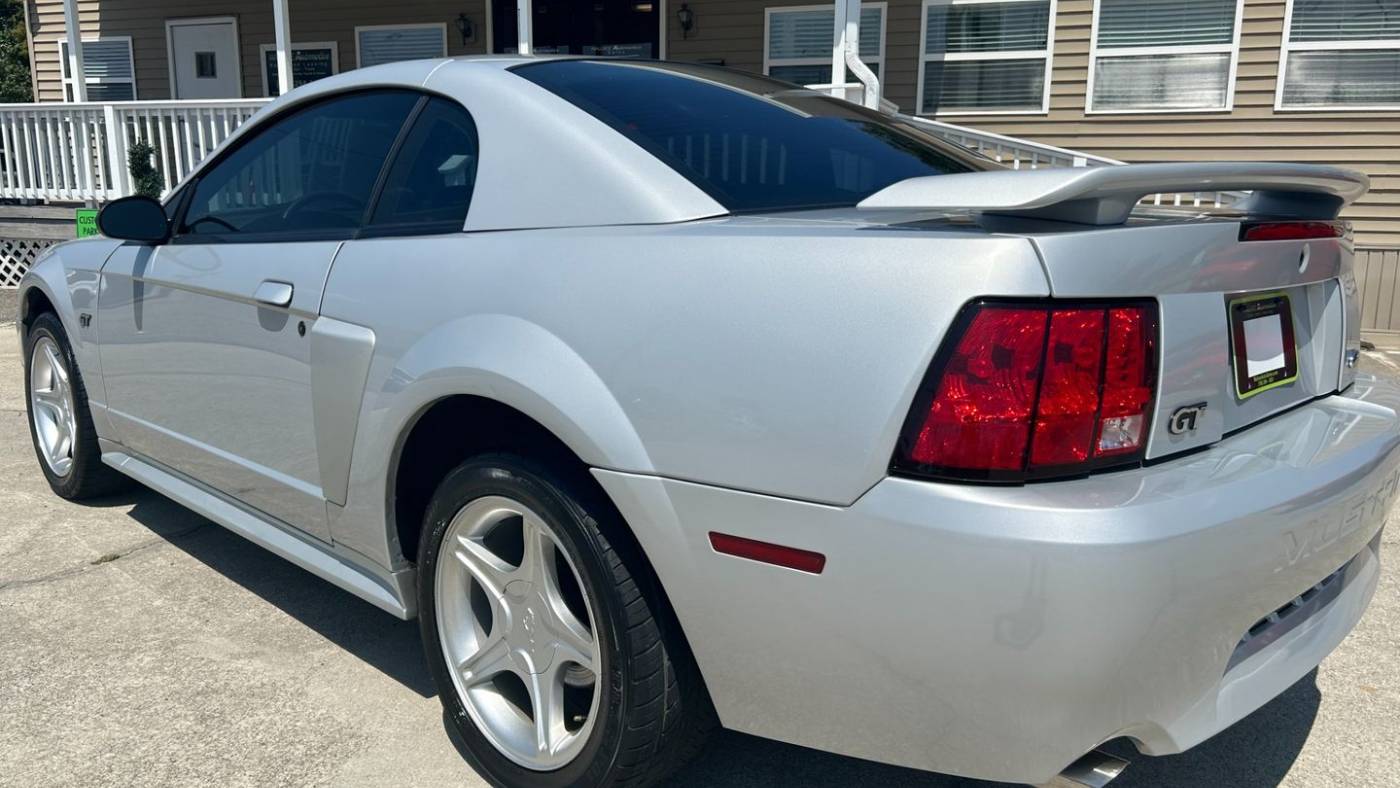 2002 ford mustang gt deluxe