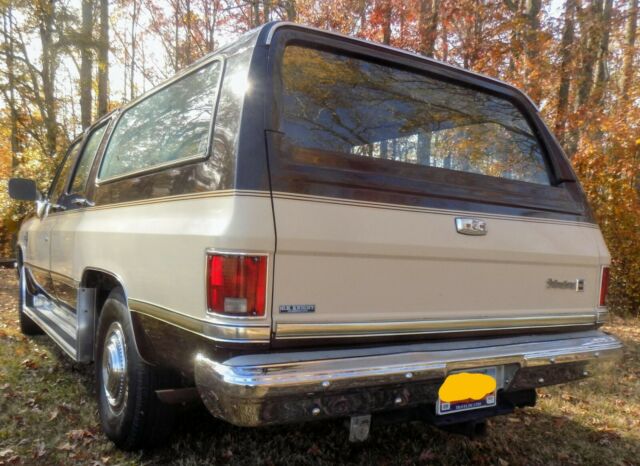 excellent condition 3/4 ton 1985 suburban 2wd has 7.4l v-8 - only 55,000 miles
