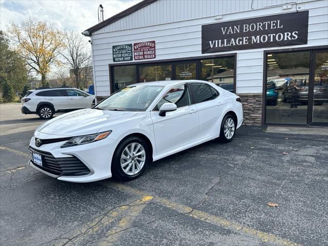 2022 toyota camry le
