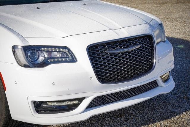 2023 chrysler 300 touring l