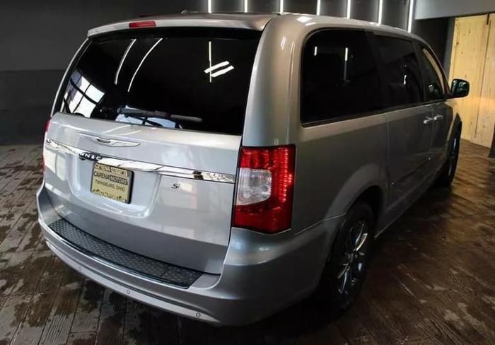 2014 chrysler town & country s front-wheel drive lwb passenger van in twinsburg, ohio