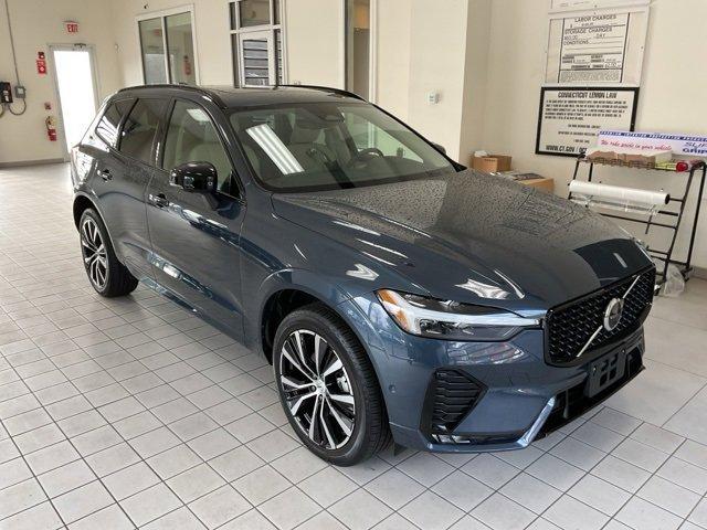 2024 volvo xc60 b5 plus dark theme