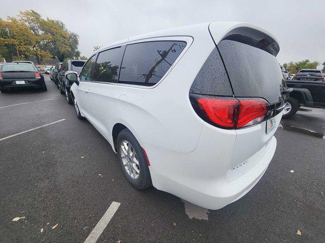 2022 chrysler voyager lx