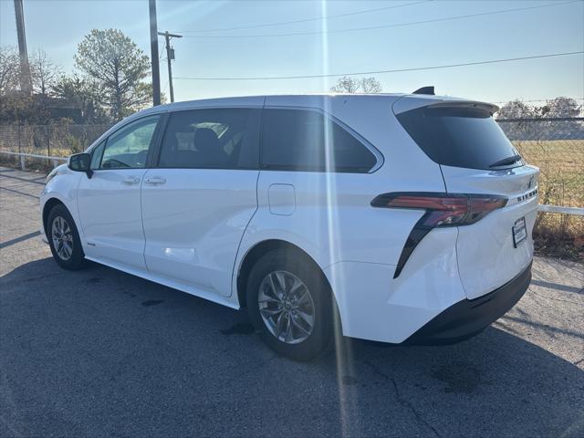 2021 toyota sienna le