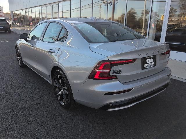 2024 volvo s60 b5 plus dark theme