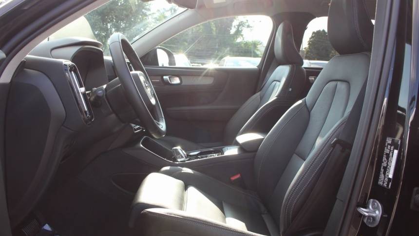 2024 volvo xc40 b5 ultimate dark theme