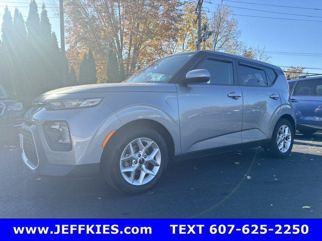 2022 kia soul lx