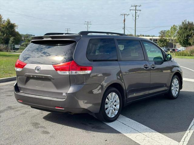 2011 toyota sienna le