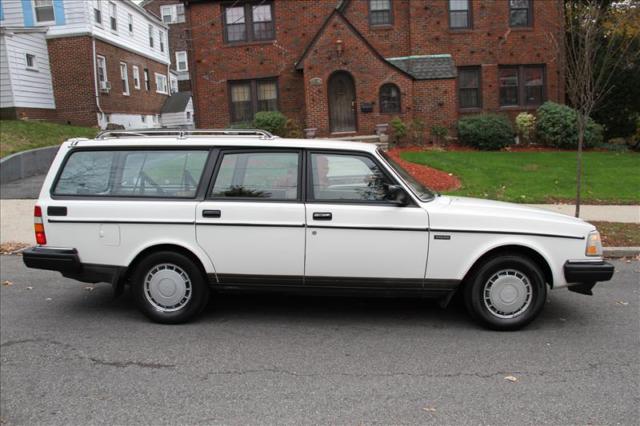 1986 volvo 240 dl wagon-2.3l 4cyl-automatic-1-owner well kept-no reserve!