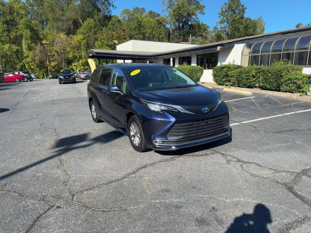 2022 toyota sienna xle 8 passenger
