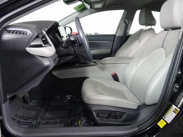 2022 toyota camry hybrid se