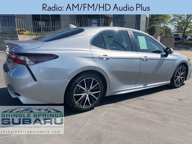 2022 toyota camry hybrid se
